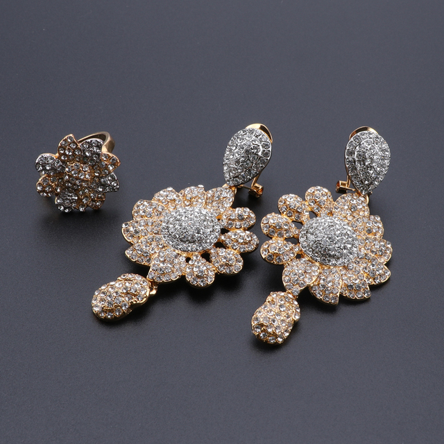 Biżuteria ślubna z motywem kwiatowym – naszyjnik, bransoletka, kolczyki i pierścień w złotym kolorze z kryształami - Wianko - 7