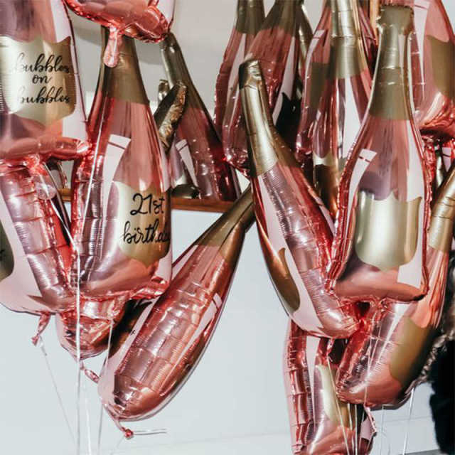 Różowa butelka na szampana z balonem urodzinowym - doskonała dekoracja na rocznicę, ślub, walentynki - Wianko - 2