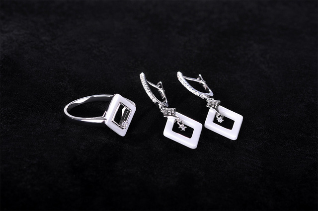 Asortyment biżuterii ślubnej dla nowożeńców - białe ceramiczne pierścionki i kwadratowe kolczyki miedziane z kryształami - Wianko - 2
