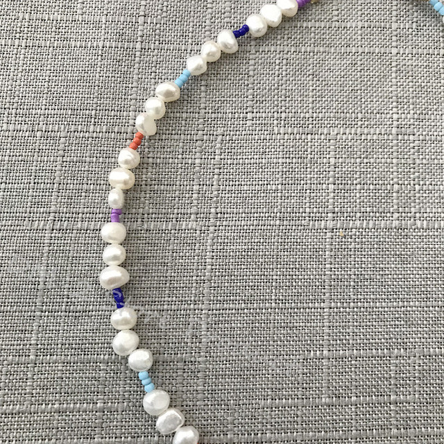 Naszyjnik personalizowany z nieregularnymi, kolorowymi koralikami i perłami mix&match Choker - prezent dla przyjaciół - Wianko - 4