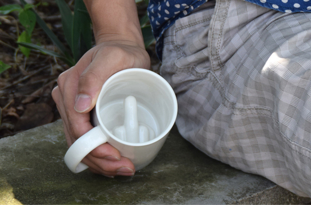 Kubek ceramiczny z zabawnym białym środkowym palcem, 300ml pojemności, kreatywny design z mieszaniem do kawy i mleka - Wianko - 4