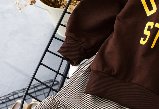 Zestaw dziewczęcych ubrań jesienno-zimowych: bluza z długim rękawem z nadrukowanymi literami i spódnica w kratę - Wianko - 26