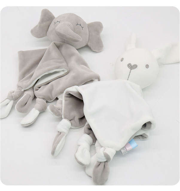 Pluszowy kocyk dla niemowląt z zabawkami, śliniakami i uspokajającym ręcznikiem polarowym - niedźwiedzie, króliki, lisy - Wianko - 19