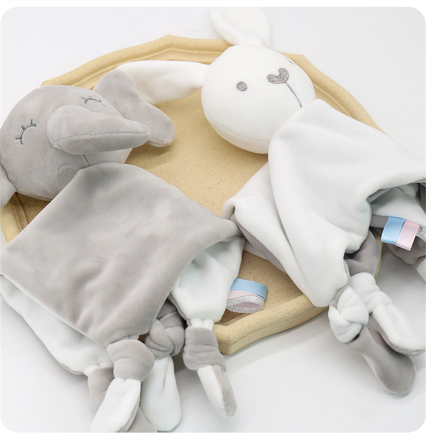 Pluszowy kocyk dla niemowląt z zabawkami, śliniakami i uspokajającym ręcznikiem polarowym - niedźwiedzie, króliki, lisy - Wianko - 18