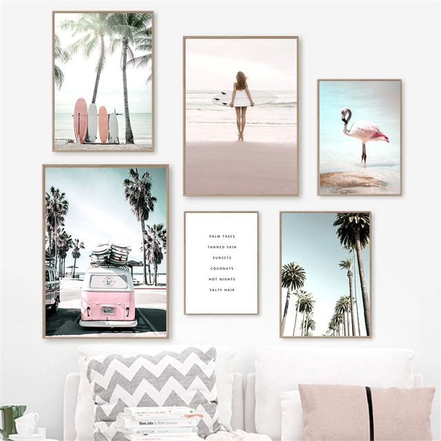 Malarstwo na płótnie z motywem dziewczyny surfującej na fali, palm, różowego samochodu i flaminga: dekoracja wnętrza - Wianko - 4