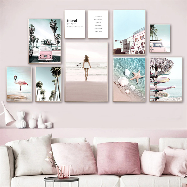 Malarstwo na płótnie z motywem dziewczyny surfującej na fali, palm, różowego samochodu i flaminga: dekoracja wnętrza - Wianko - 1