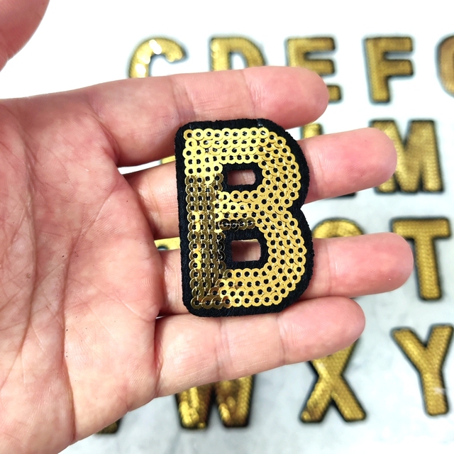 Nasz szykowny produkt z kategorii Łatki to 3D złote haftowane naszywki z kolorowymi cekinami przedstawiające litery alfabetu A-Z (2021) - zestaw 26 sztuk - Wianko - 2