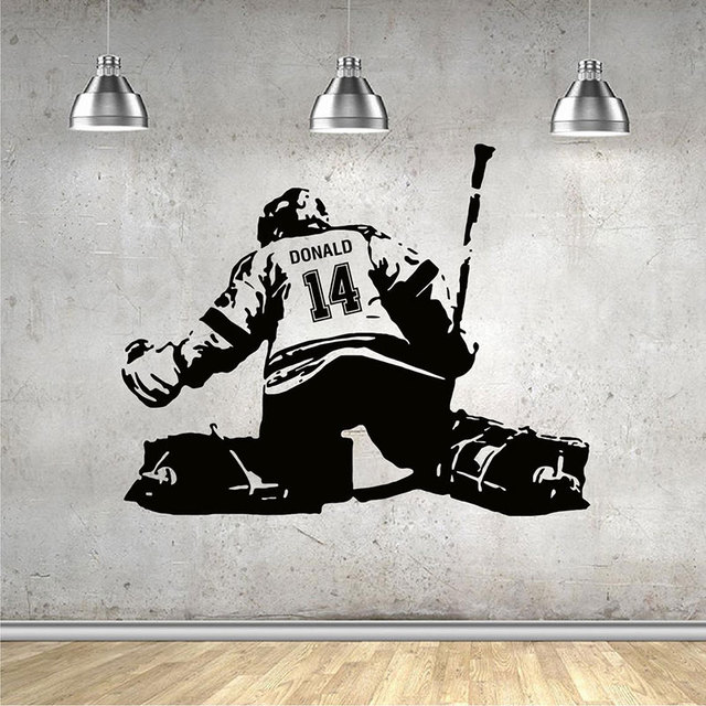 Hokejowy bramkarz naklejka na ścianę z niestandardowym imieniem i numerem - dekoracja dla chłopców w sypialni - Wianko - 1