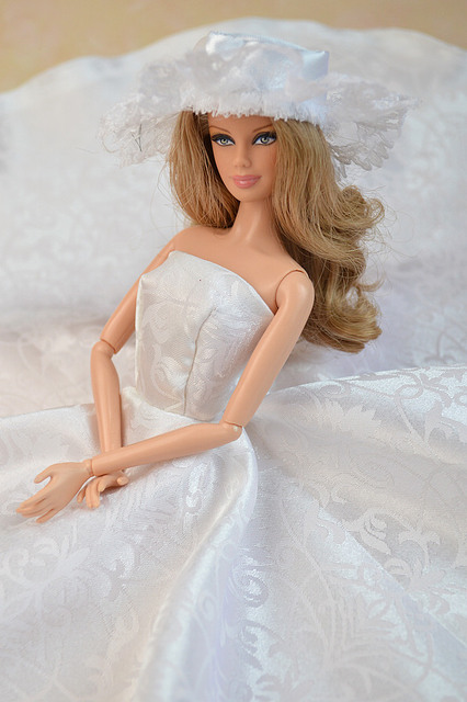 Biała elegancka sukienka ślubna bez ramiączek Barbie z koronkowym kapeluszem dla lalki 1/6 - Wianko - 2