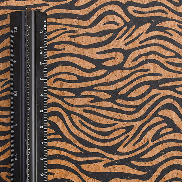 Skóra syntetyczna na tle do tapicerki, torby i butów - 100*137cm, naturalne drewno korkowe - Wianko - 17