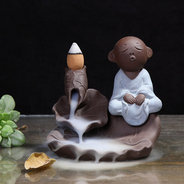 Keramika buddyjska - mały palnik kadzideł, zdobiona figurą małego mnicha - Wianko - 5