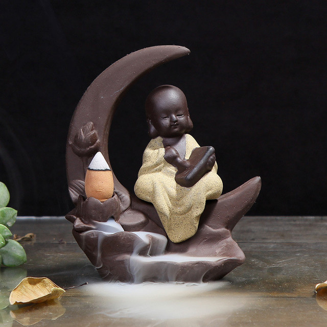 Keramika buddyjska - mały palnik kadzideł, zdobiona figurą małego mnicha - Wianko - 1