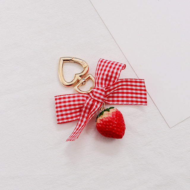 Breloczek na klucze w kształcie serca z imitacją 3D truskawki z kokardą D439 - Wianko - 2