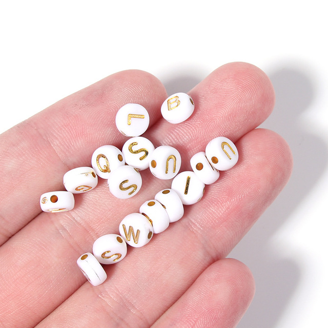 Akrylowe płaskie koraliki z literami - paczka 100 sztuk, białe tło, złote pojedyncze - DIY słowo biżuteria bransoletka - Wianko - 9