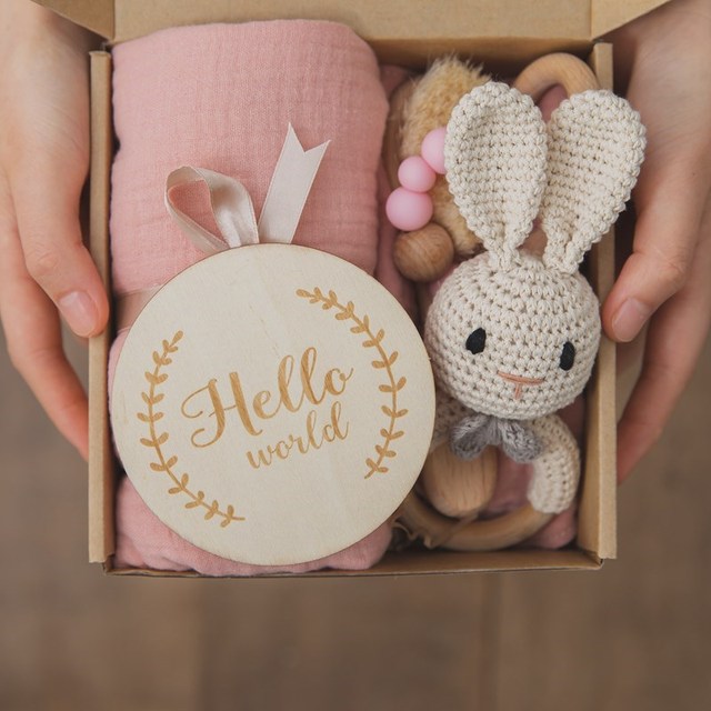 Ręcznik dwustronny dla niemowląt zestaw do kąpieli noworodka w kształcie koca z drewnianą grzechotką, bransoletką kamieni milowych i szydełkowymi zabawkami - prezent urodzinowy - Wianko - 8