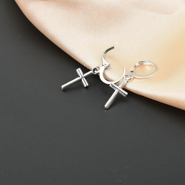 Srebrne małe kolczyki w kształcie krzyża - biżuteria metalowa dla kobiet i mężczyzn - Wianko - 5