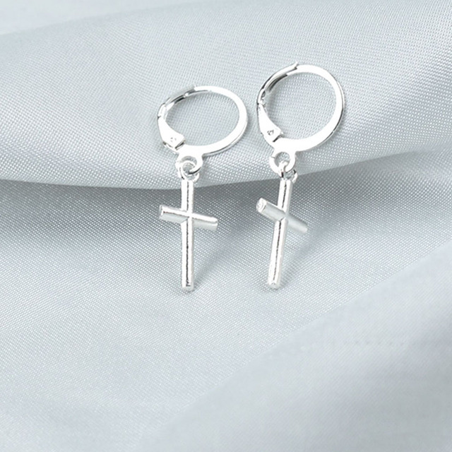 Srebrne małe kolczyki w kształcie krzyża - biżuteria metalowa dla kobiet i mężczyzn - Wianko - 2