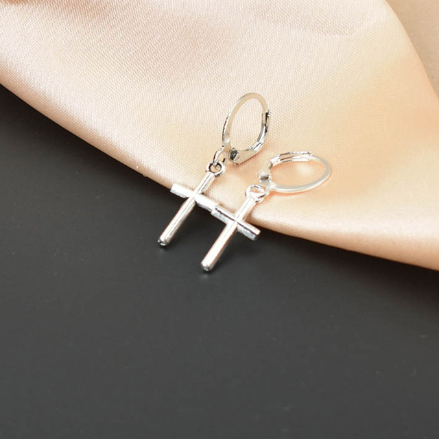 Srebrne małe kolczyki w kształcie krzyża - biżuteria metalowa dla kobiet i mężczyzn - Wianko - 4