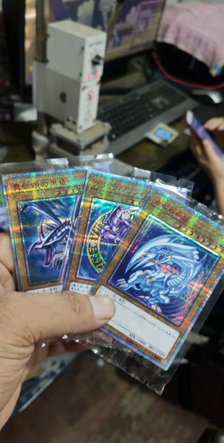 Trzy 20-te SER/UR Karty Kolekcjonerskie Yu-Gi-Oh! zestaw - Niebiesko-oczy biały smok, Ciemny mag, Czerwone oczy B - Wianko - 1