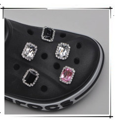 Zestaw 100 losowych charmsów do butów dziewczynki - metalowe i pcv, różne style, w tym klamry w kształcie Charm Croc. Idealne jako akcesoria, prezenty lub dekoracje na przyjęcie wigilijne - Wianko - 30