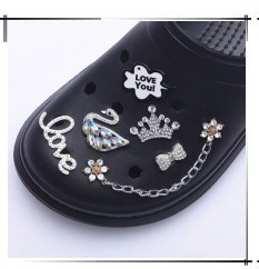 Zestaw 100 losowych charmsów do butów dziewczynki - metalowe i pcv, różne style, w tym klamry w kształcie Charm Croc. Idealne jako akcesoria, prezenty lub dekoracje na przyjęcie wigilijne - Wianko - 28