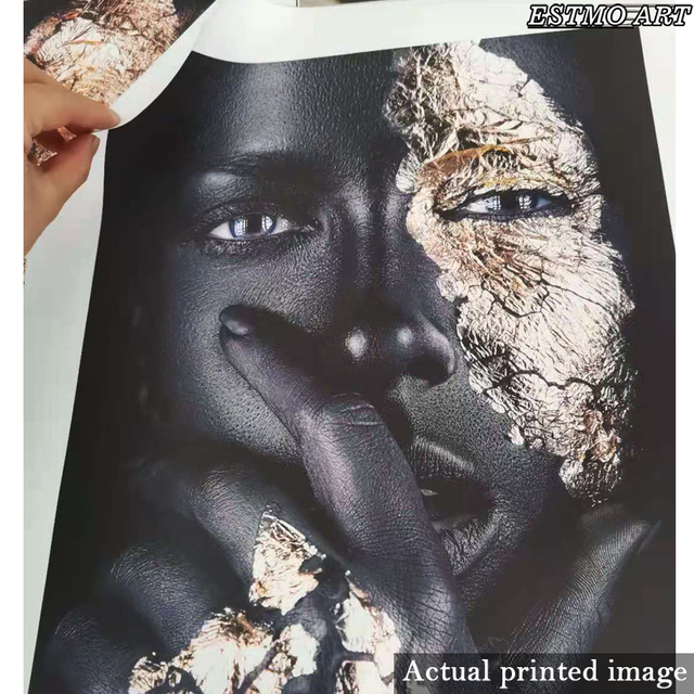 Plakat artystyczny skandynawskiego malarstwa na płótnie - kobieca sztuka afrykańska w czarnym, złotym i fioletowym salonie - Wianko - 11