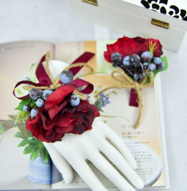 Ręcznie wykonany ślubny butonierka lub bransoletka na nadgarstek z winnymi czerwonymi sztucznymi kwiatami - Wianko - 3