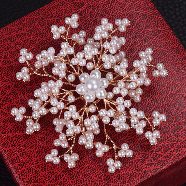 Duża broszka ślubna z pełnym połyskiem, kwiatowymi koronkami i perłowymi ozdobami - elegancka i luksusowa broszka do bukietu ślubnego - Wianko - 3