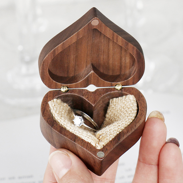 Pudełko na pierścionek ślubny oraz inne minimalistyczne biżuterie - orzech, serce, prezenty ślubne - Wianko - 8