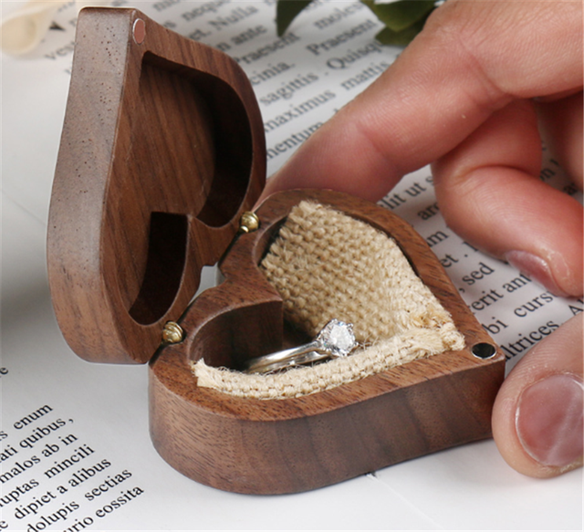 Pudełko na pierścionek ślubny oraz inne minimalistyczne biżuterie - orzech, serce, prezenty ślubne - Wianko - 7
