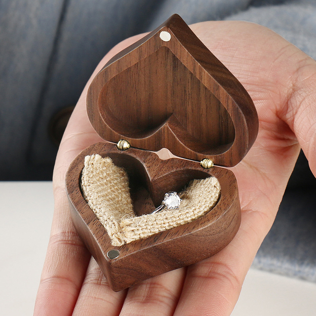 Pudełko na pierścionek ślubny oraz inne minimalistyczne biżuterie - orzech, serce, prezenty ślubne - Wianko - 6