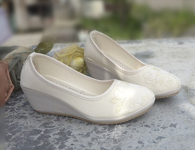 Damskie buty retro w stylu etnicznym z Haftem na wysokim obcasie i tkaninowym klinem - płytkie buty na gumowej podeszwie - Wianko - 12