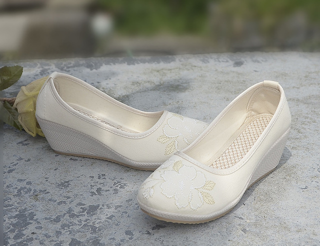 Damskie buty retro w stylu etnicznym z Haftem na wysokim obcasie i tkaninowym klinem - płytkie buty na gumowej podeszwie - Wianko - 13