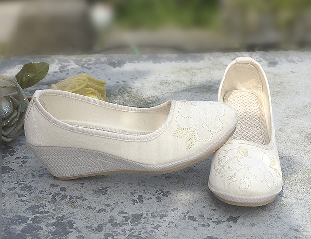 Damskie buty retro w stylu etnicznym z Haftem na wysokim obcasie i tkaninowym klinem - płytkie buty na gumowej podeszwie - Wianko - 14