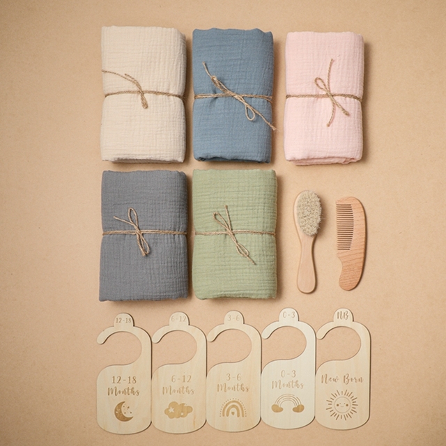 Zestaw do kąpieli dla niemowląt - ręcznik dwustronny bawełniany, drewniany wieszak, grzebień - Wianko - 3