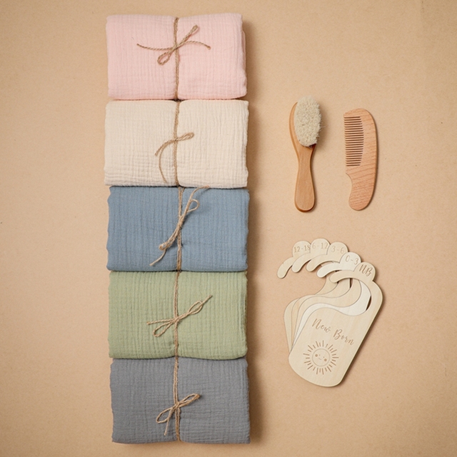 Zestaw do kąpieli dla niemowląt - ręcznik dwustronny bawełniany, drewniany wieszak, grzebień - Wianko - 4
