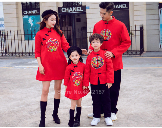 Rodzinne stroje na Chiński Nowy Rok 2022: Mama i córka w czerwonej sukni Qipao, chłopcy w stylu Hanfu - Wianko - 17