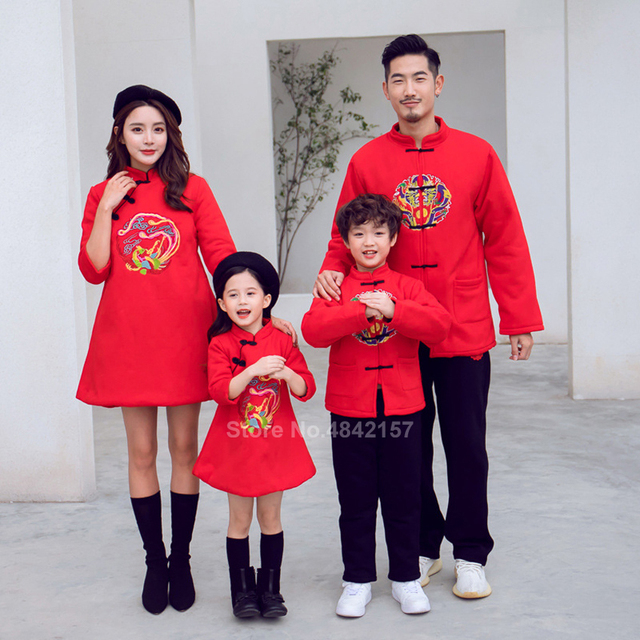 Rodzinne stroje na Chiński Nowy Rok 2022: Mama i córka w czerwonej sukni Qipao, chłopcy w stylu Hanfu - Wianko - 10