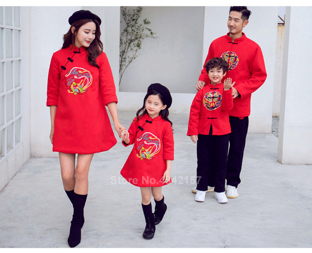Rodzinne stroje na Chiński Nowy Rok 2022: Mama i córka w czerwonej sukni Qipao, chłopcy w stylu Hanfu - Wianko - 16