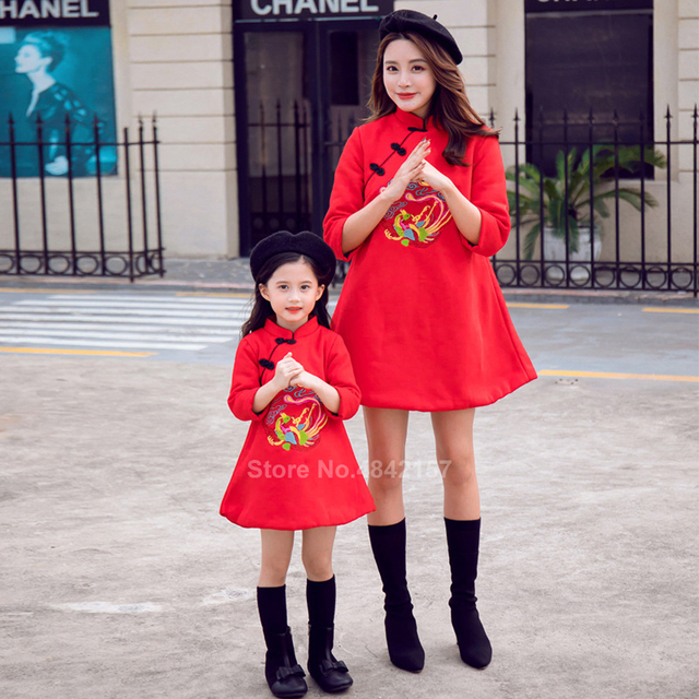 Rodzinne stroje na Chiński Nowy Rok 2022: Mama i córka w czerwonej sukni Qipao, chłopcy w stylu Hanfu - Wianko - 12