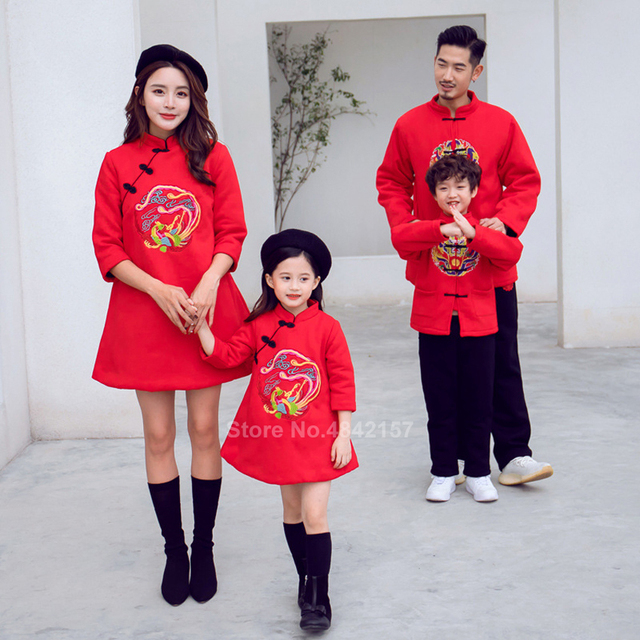 Rodzinne stroje na Chiński Nowy Rok 2022: Mama i córka w czerwonej sukni Qipao, chłopcy w stylu Hanfu - Wianko - 11