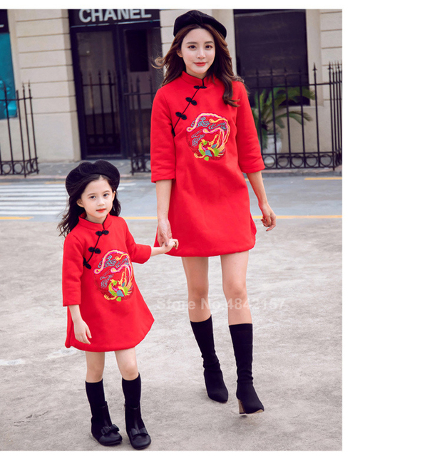 Rodzinne stroje na Chiński Nowy Rok 2022: Mama i córka w czerwonej sukni Qipao, chłopcy w stylu Hanfu - Wianko - 20