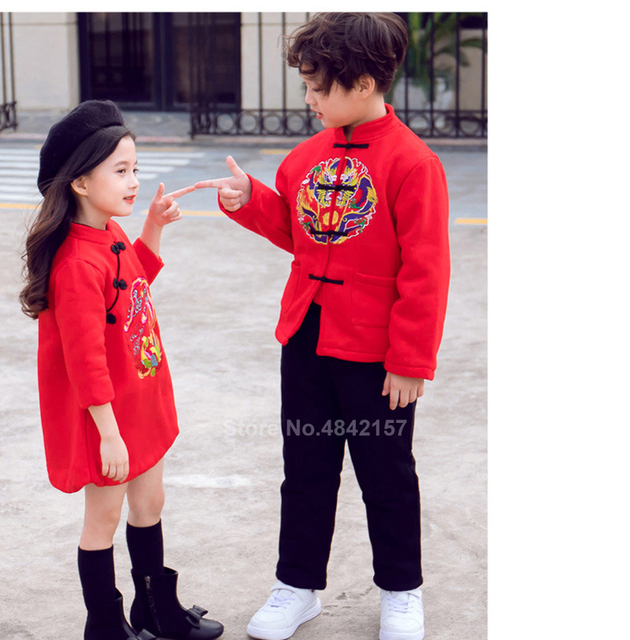 Rodzinne stroje na Chiński Nowy Rok 2022: Mama i córka w czerwonej sukni Qipao, chłopcy w stylu Hanfu - Wianko - 18
