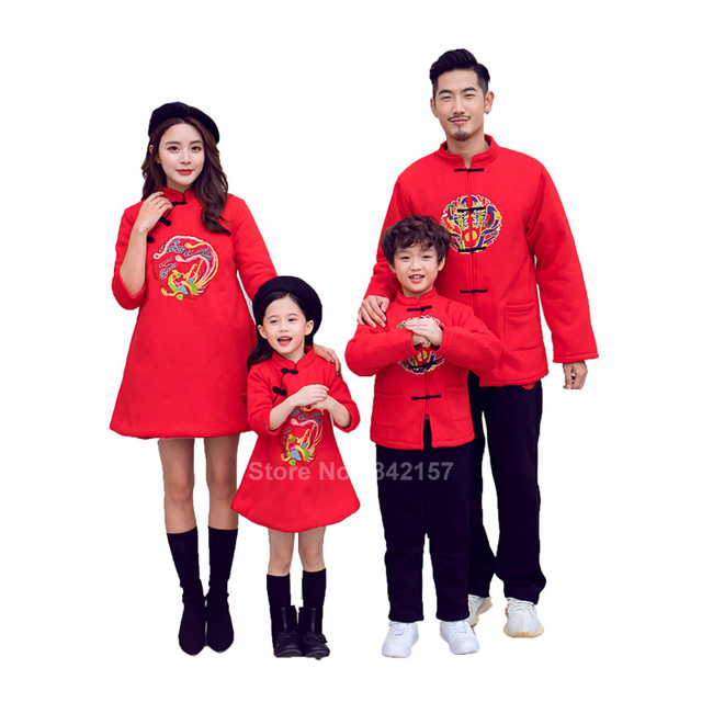 Rodzinne stroje na Chiński Nowy Rok 2022: Mama i córka w czerwonej sukni Qipao, chłopcy w stylu Hanfu - Wianko - 14