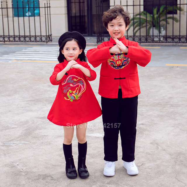 Rodzinne stroje na Chiński Nowy Rok 2022: Mama i córka w czerwonej sukni Qipao, chłopcy w stylu Hanfu - Wianko - 13