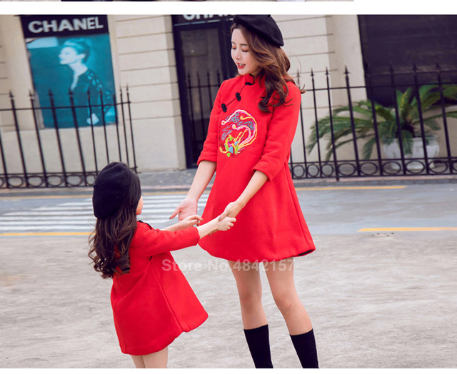 Rodzinne stroje na Chiński Nowy Rok 2022: Mama i córka w czerwonej sukni Qipao, chłopcy w stylu Hanfu - Wianko - 19
