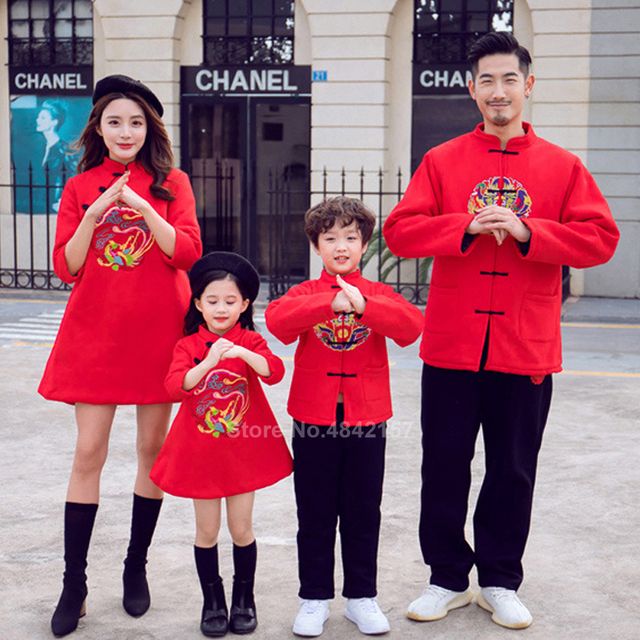 Rodzinne stroje na Chiński Nowy Rok 2022: Mama i córka w czerwonej sukni Qipao, chłopcy w stylu Hanfu - Wianko - 15