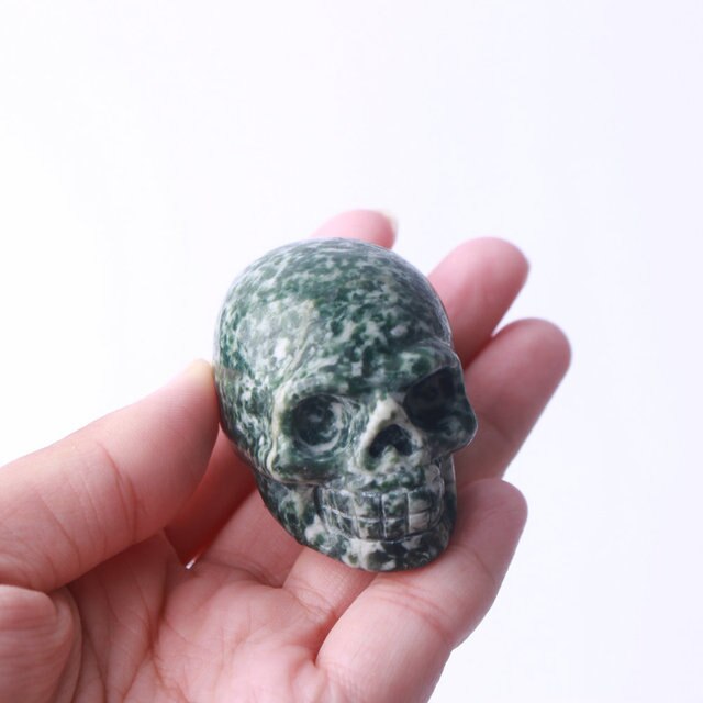 Kryształowa statua głowy czaszki ze zielonym kamieniem - Wianko - 4