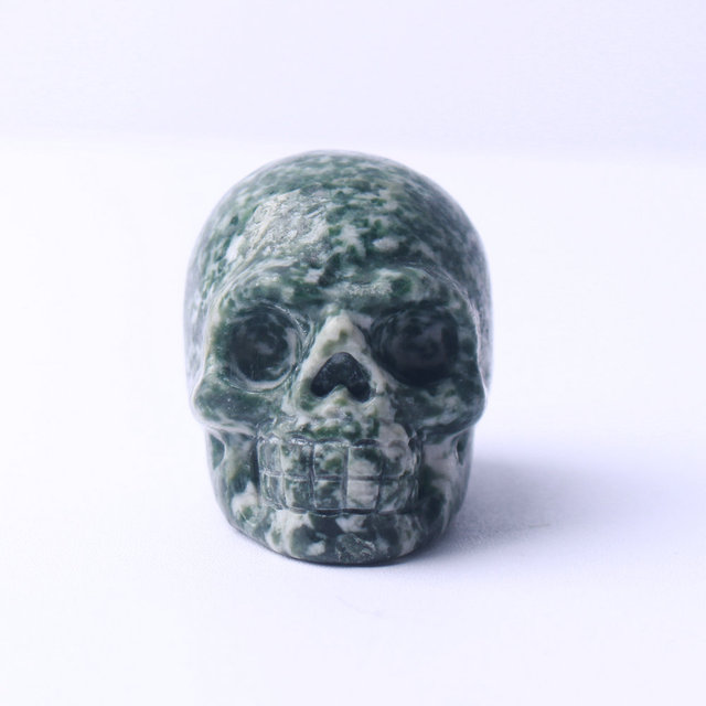 Kryształowa statua głowy czaszki ze zielonym kamieniem - Wianko - 1