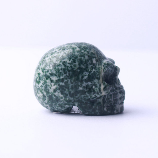 Kryształowa statua głowy czaszki ze zielonym kamieniem - Wianko - 2